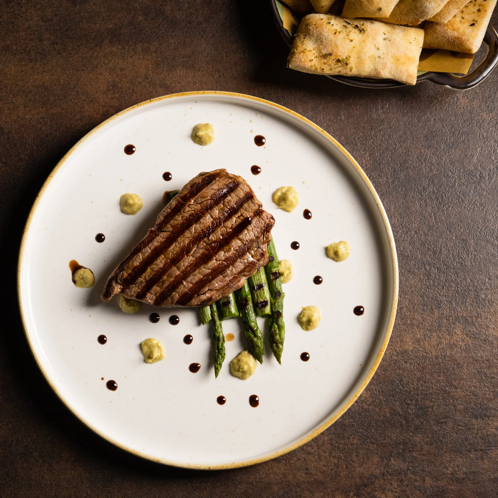 Entrecôte di manzo alla griglia con asparagi, vista dall'alto