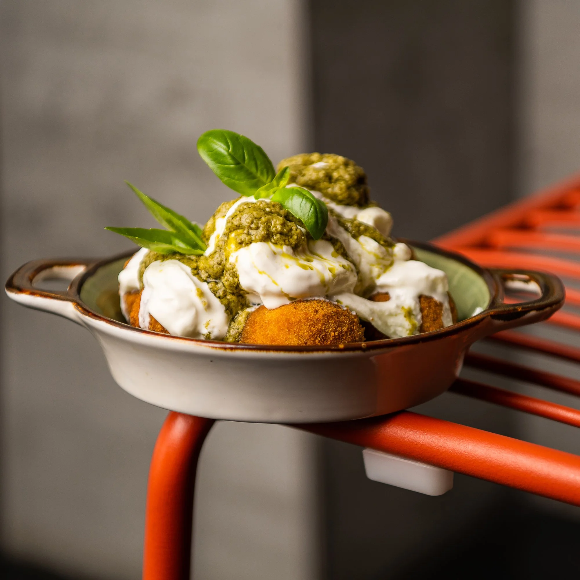 Polpette del Gargano su pesto di basilico e stracciatella